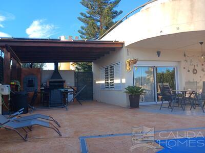 Casa Cabuzana: Resale Villa in Vera, Almería