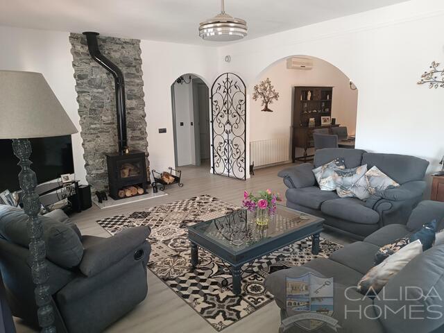 Casa Cocktail: Resale Villa for Sale in Cantoria, Almería