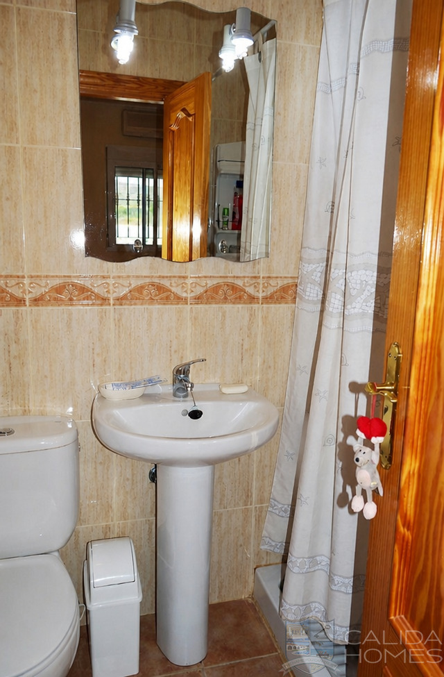 Casa Cucador: Resale Villa for Sale in Zurgena, Almería
