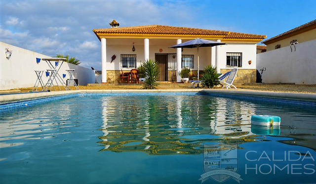 Casa Cucador: Resale Villa for Sale in Zurgena, Almería