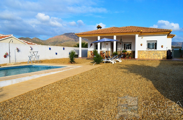 Casa Cucador: Resale Villa for Sale in Zurgena, Almería