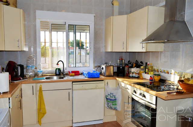Casa Cucador: Resale Villa for Sale in Zurgena, Almería