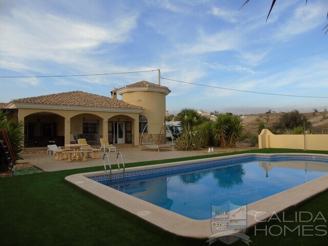 Casa Lucinda: Resale Villa for Sale in Albox, Almería