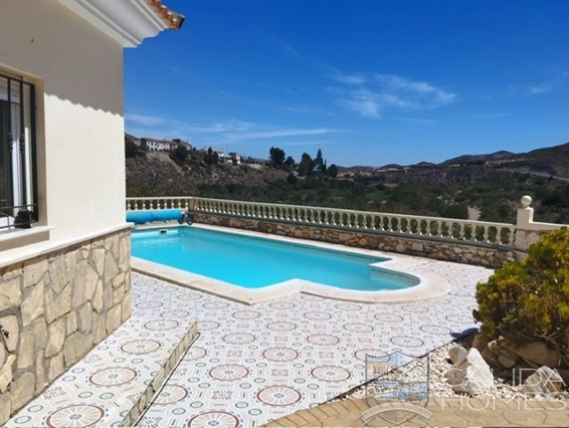 Casa Maggie: Resale Villa for Sale in Arboleas, Almería