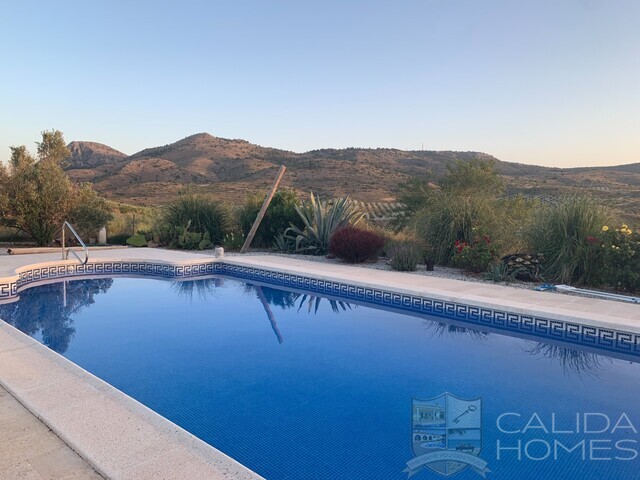 Casa Montana: Resale Villa for Sale in Oria, Almería