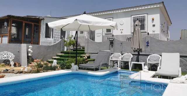 Chalet Piedra: Detached Character House for Sale in Oria, Almería