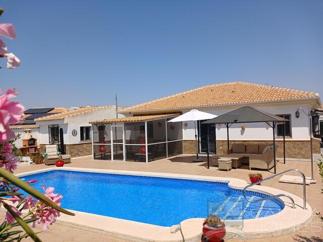 Casa Roberto : Resale Villa for Sale in Arboleas, Almería