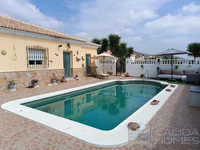 Casa Seeka: Resale Villa for Sale in Arboleas, Almería