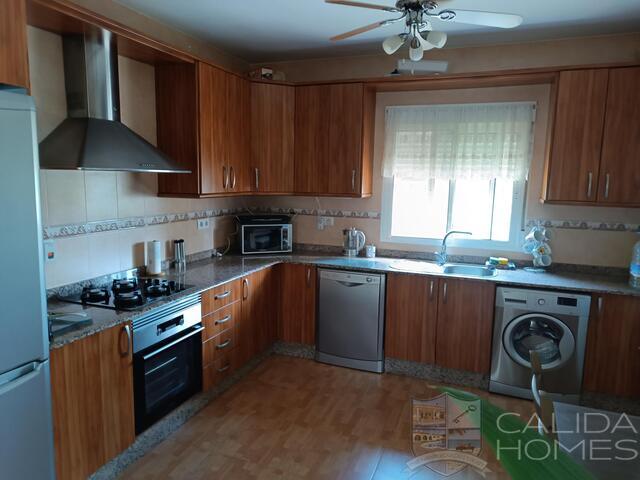 Casa Seeka: Resale Villa for Sale in Arboleas, Almería