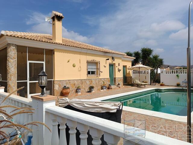 Casa Seeka: Resale Villa for Sale in Arboleas, Almería