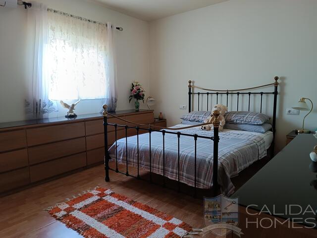 Casa Seeka: Resale Villa for Sale in Arboleas, Almería