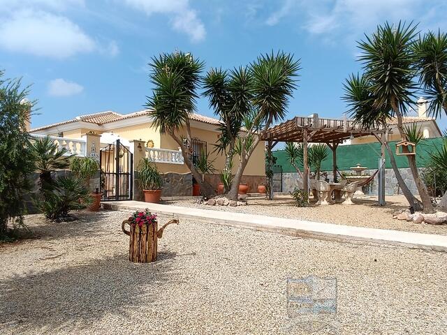 Casa Seeka: Resale Villa for Sale in Arboleas, Almería