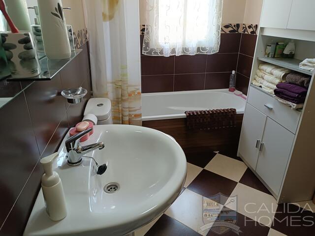 Casa Seeka: Resale Villa for Sale in Arboleas, Almería