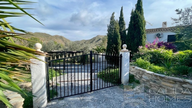 Casa Valley: Detached Character House for Sale in Cantoria, Almería