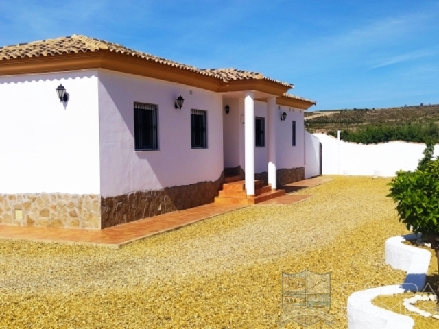 Villa Sammi: Resale Villa for Sale in Albox, Almería