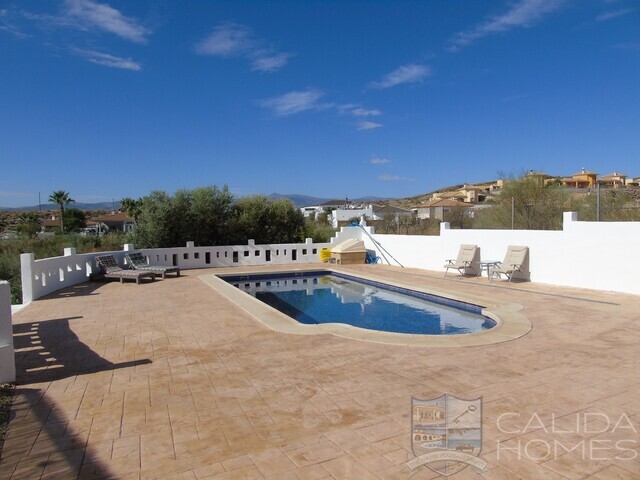 Elena: Resale Villa for Sale in Partaloa, Almería