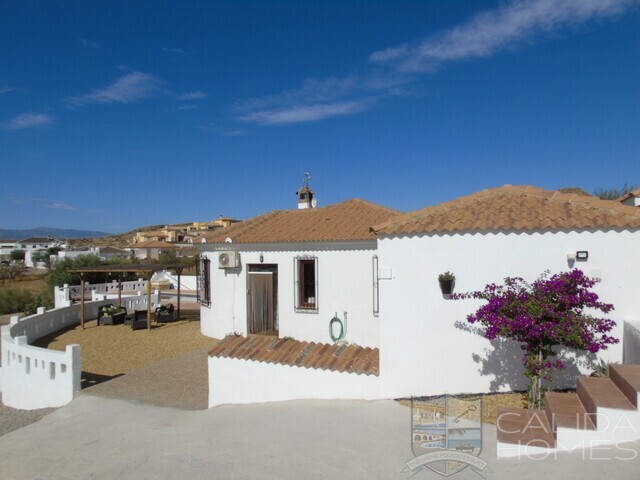 Elena: Resale Villa for Sale in Partaloa, Almería