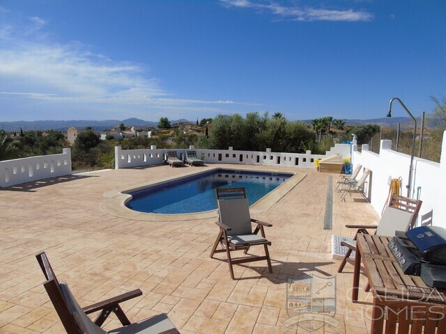 Elena: Resale Villa for Sale in Partaloa, Almería