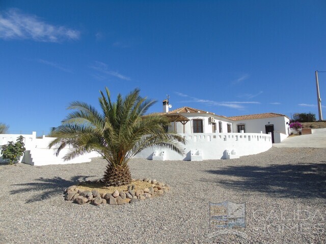 Elena: Resale Villa for Sale in Partaloa, Almería