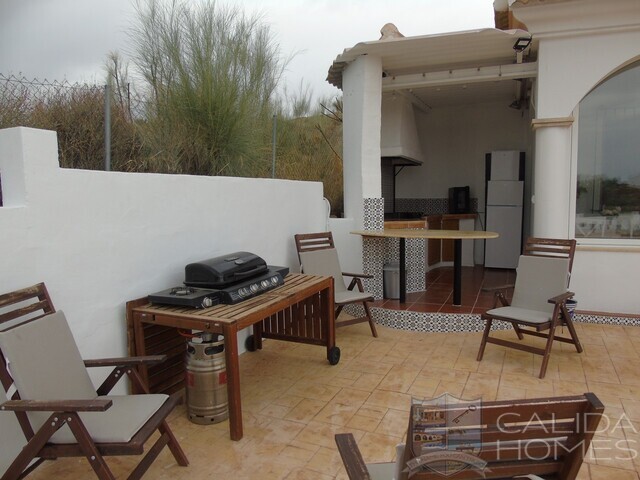 Elena: Resale Villa for Sale in Partaloa, Almería