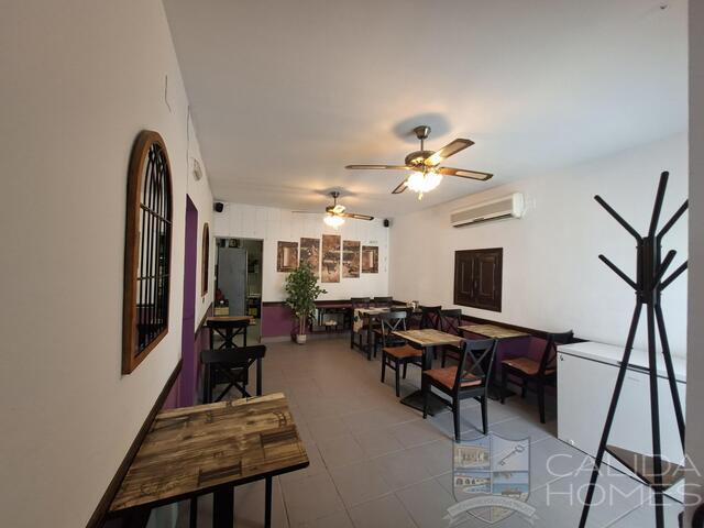 La Fiesta: Resale Villa for Sale in Arboleas, Almería
