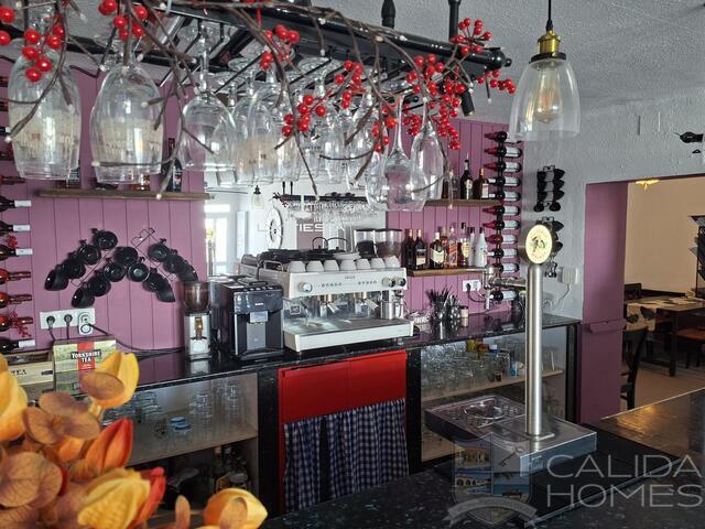 La Fiesta: Resale Villa for Sale in Arboleas, Almería