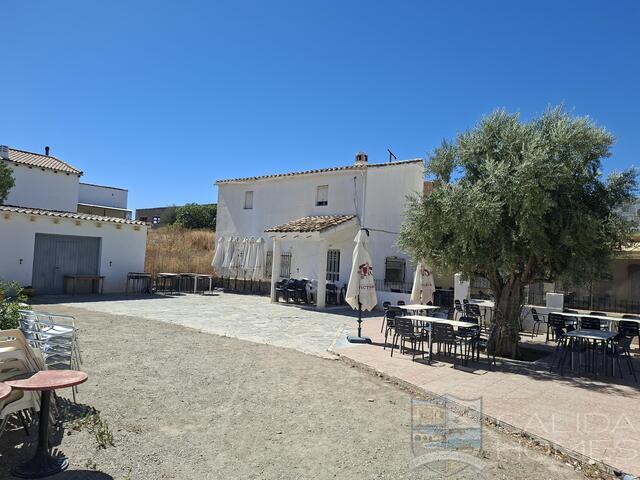 La Fiesta: Resale Villa for Sale in Arboleas, Almería