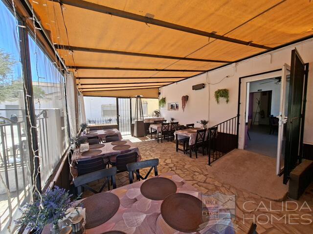 La Fiesta: Resale Villa for Sale in Arboleas, Almería