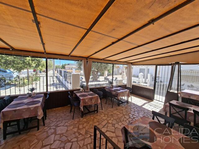 La Fiesta: Resale Villa for Sale in Arboleas, Almería
