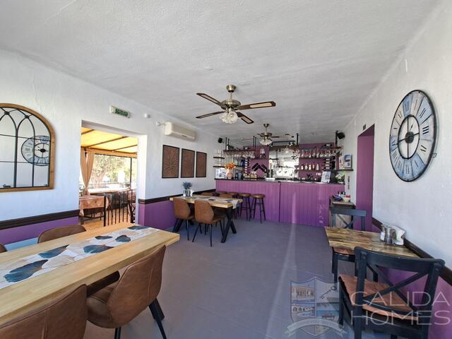 La Fiesta: Resale Villa for Sale in Arboleas, Almería