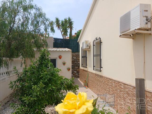 Villa Acacia: Resale Villa for Sale in Arboleas, Almería