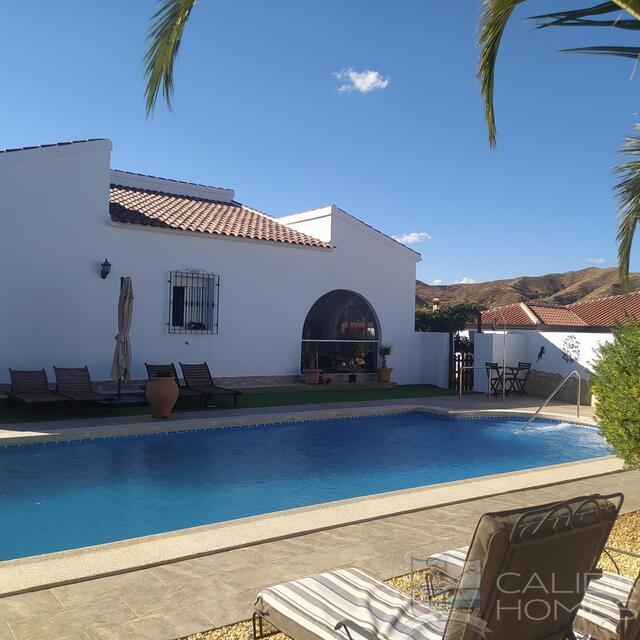 Villa Adelfas: Resale Villa for Sale in Arboleas, Almería