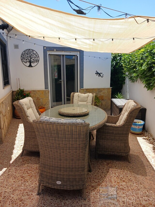 Villa Alegria: Resale Villa for Sale in Arboleas, Almería