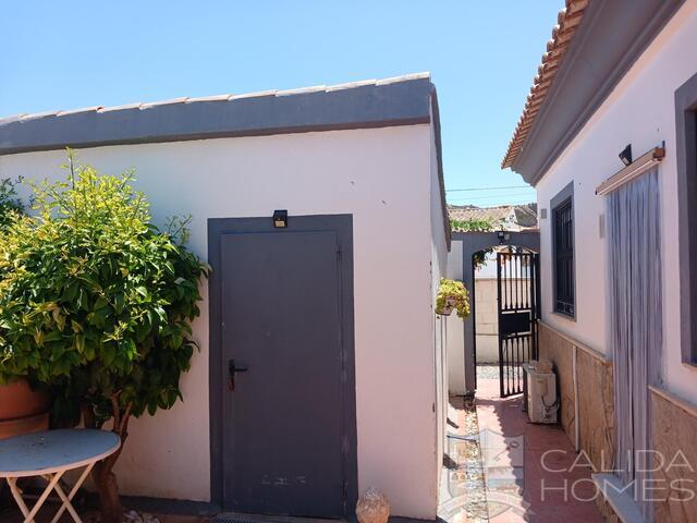 Villa Alegria: Resale Villa for Sale in Arboleas, Almería