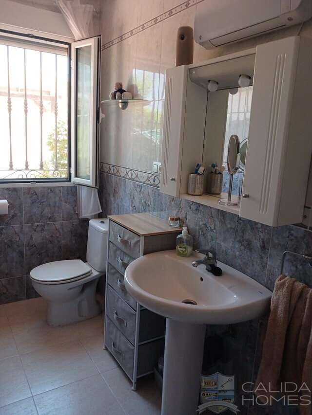 Villa Alegria: Resale Villa for Sale in Arboleas, Almería
