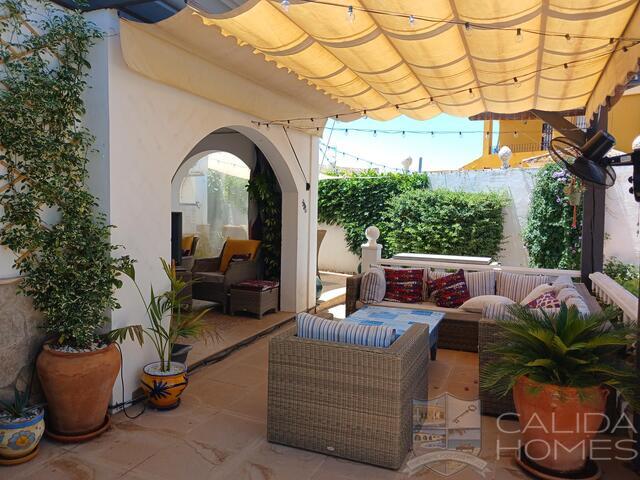 Villa Alegria: Resale Villa for Sale in Arboleas, Almería