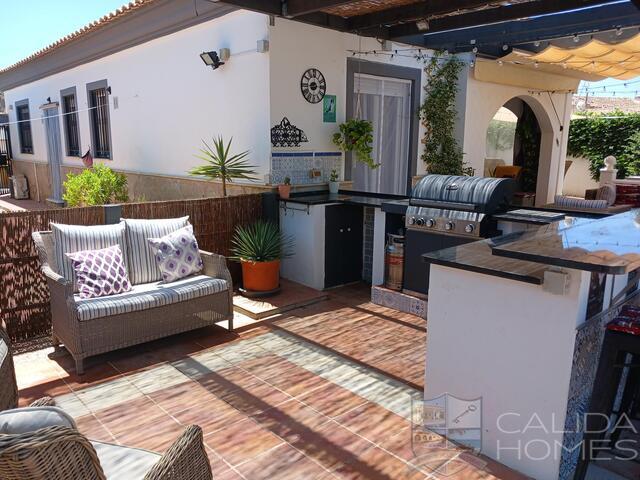 Villa Alegria: Resale Villa for Sale in Arboleas, Almería