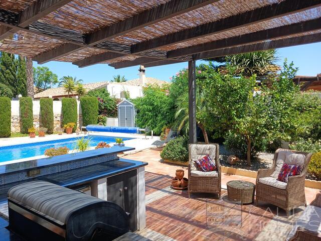 Villa Alegria: Resale Villa for Sale in Arboleas, Almería