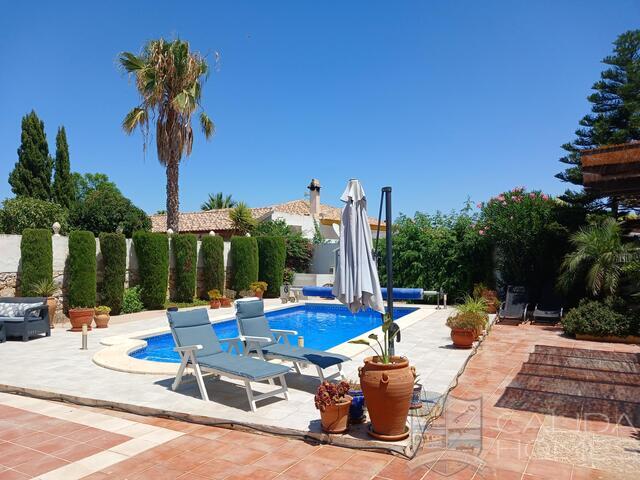 Villa Alegria: Resale Villa for Sale in Arboleas, Almería