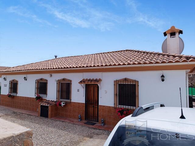 Villa Almendras: Resale Villa for Sale in Arboleas, Almería