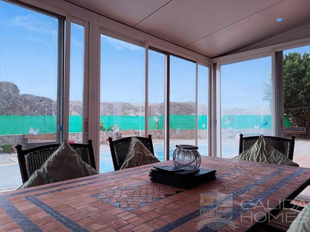 Villa Almendras: Resale Villa for Sale in Arboleas, Almería