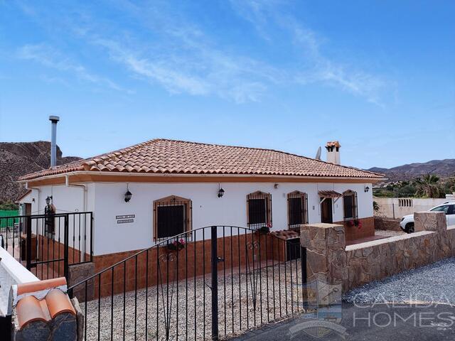 Villa Almendras: Resale Villa for Sale in Arboleas, Almería