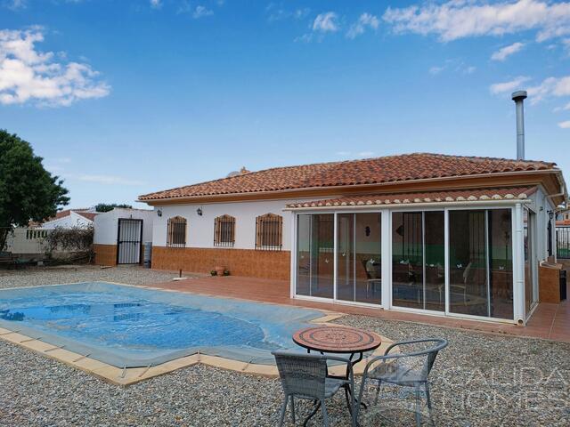 Villa Almendras: Resale Villa for Sale in Arboleas, Almería