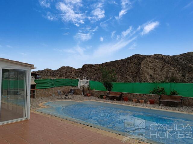 Villa Almendras: Resale Villa for Sale in Arboleas, Almería