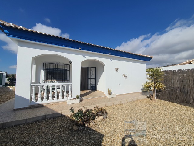 Villa Azul Fresco: Resale Villa for Sale in Arboleas, Almería