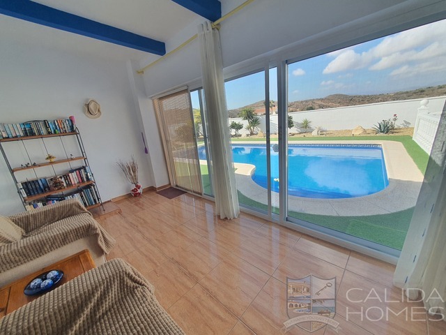 Villa Azul Fresco: Resale Villa for Sale in Arboleas, Almería