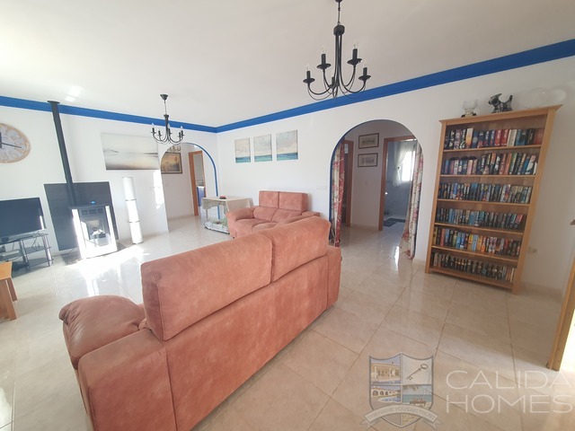 Villa Azul Fresco: Resale Villa for Sale in Arboleas, Almería