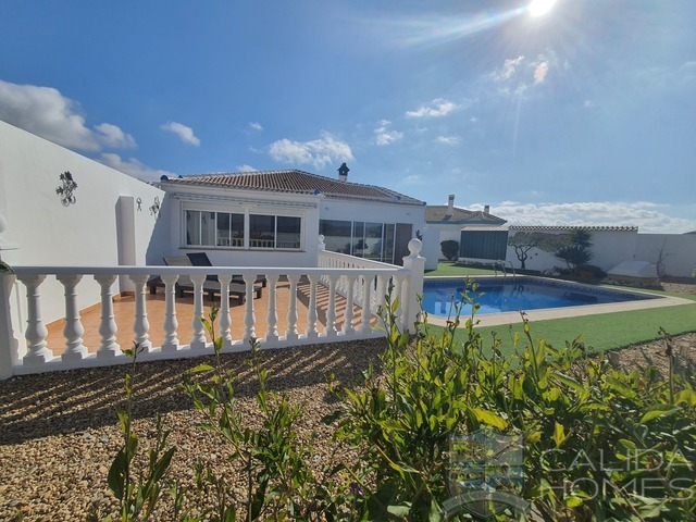 Villa Azul Fresco: Resale Villa for Sale in Arboleas, Almería