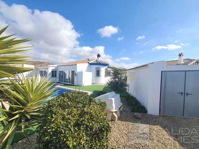 Villa Azul Fresco: Resale Villa for Sale in Arboleas, Almería