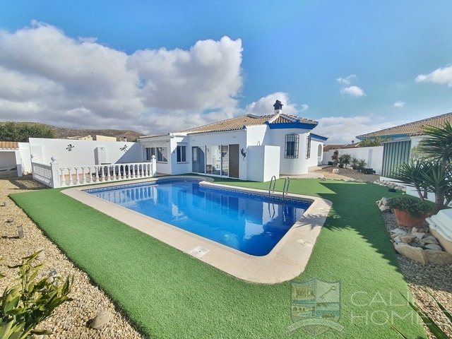 Villa Azul Fresco: Resale Villa for Sale in Arboleas, Almería